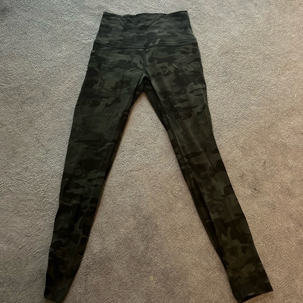 Lululemon green camo 28” align leggings. Good condition